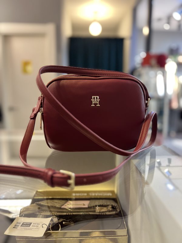 TOMMY HILFIGER · Bolso en color rojo.