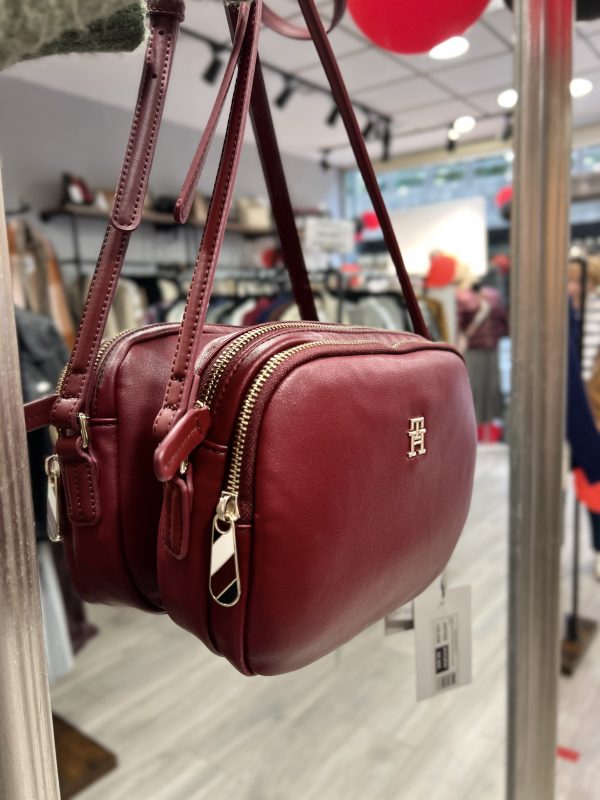 TOMMY HILFIGER · Bolso en color rojo. - Imagen 2