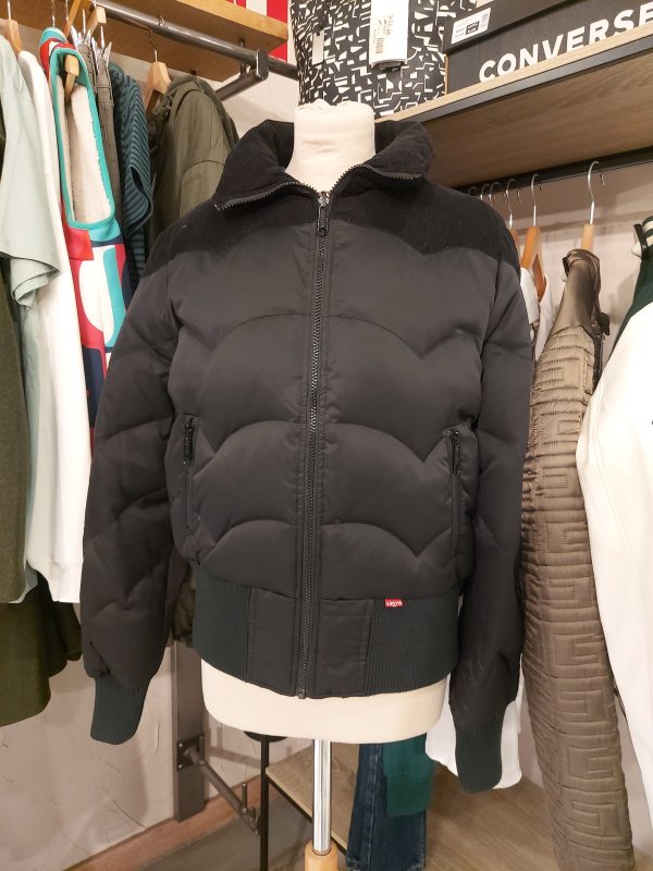 LEVI'S. Abrigo en color negro