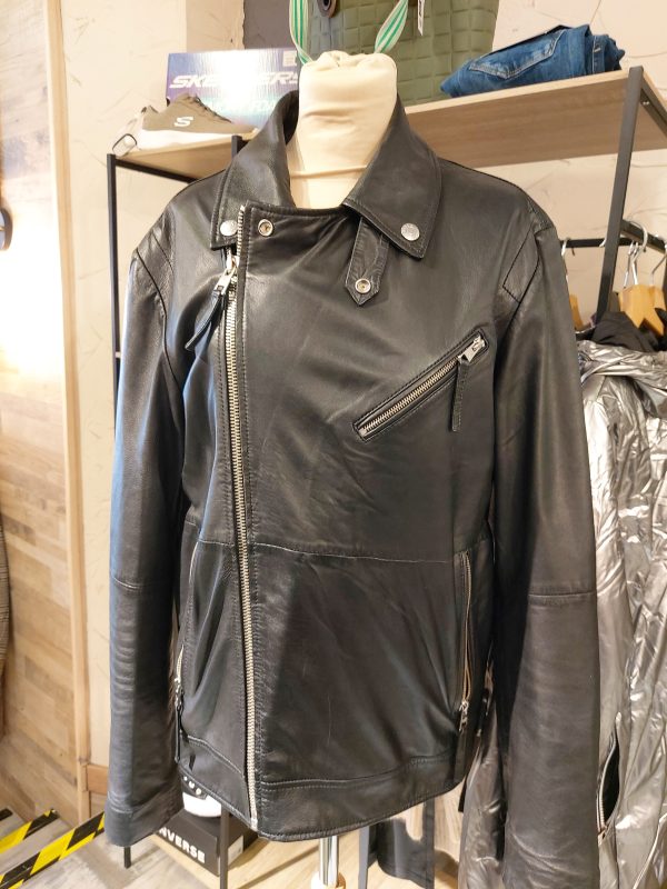 CALVIN KLEIN. Cazadora en color negra.