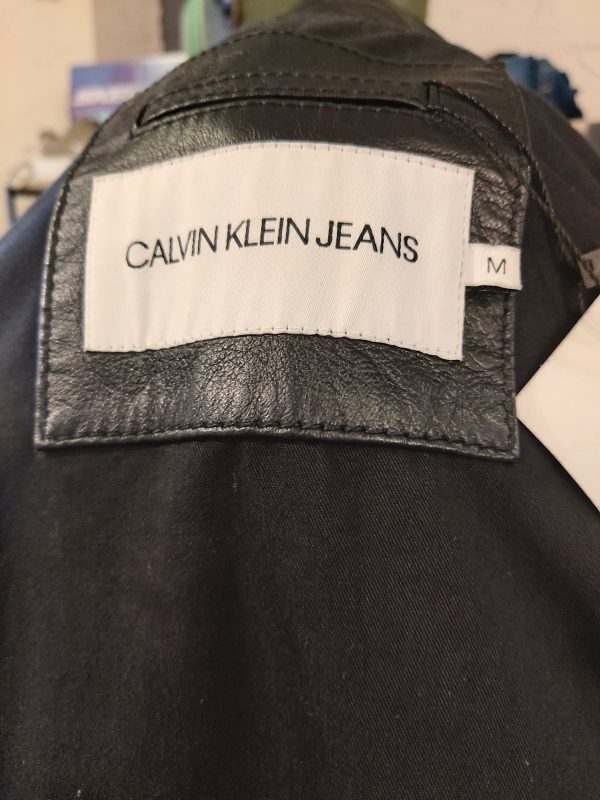 CALVIN KLEIN. Cazadora en color negra. - Imagen 5