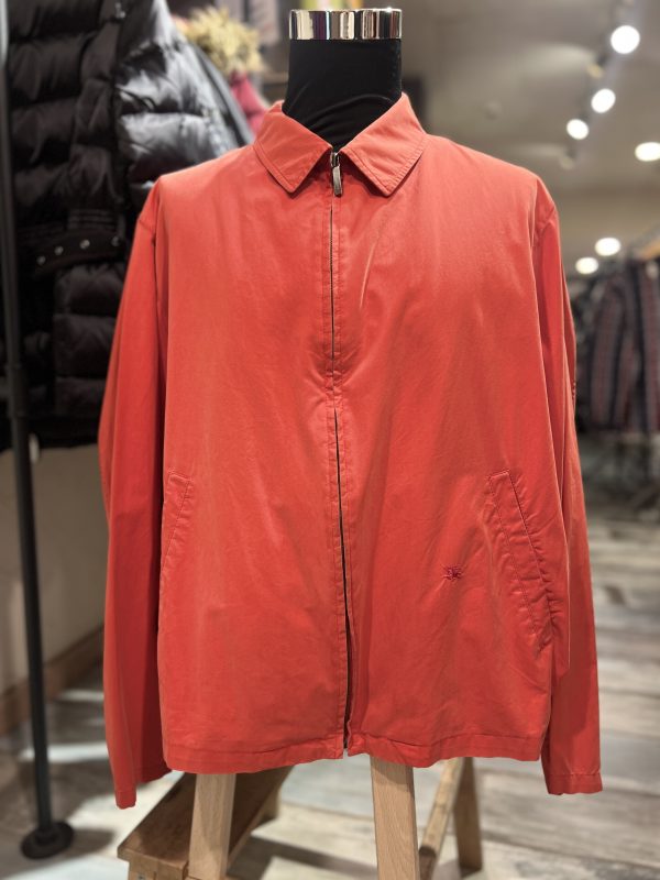 BURBERRY. Cazadora en color roja.