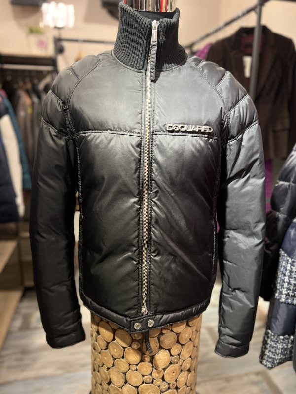 DSQUARED. Cazadora en color negra.