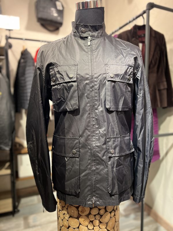 BELSTAFF. Cazadora en color negro.
