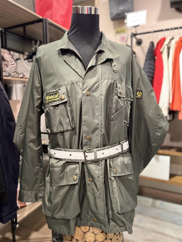 BELSTAFF. Cazadora en color verde y cinturón.