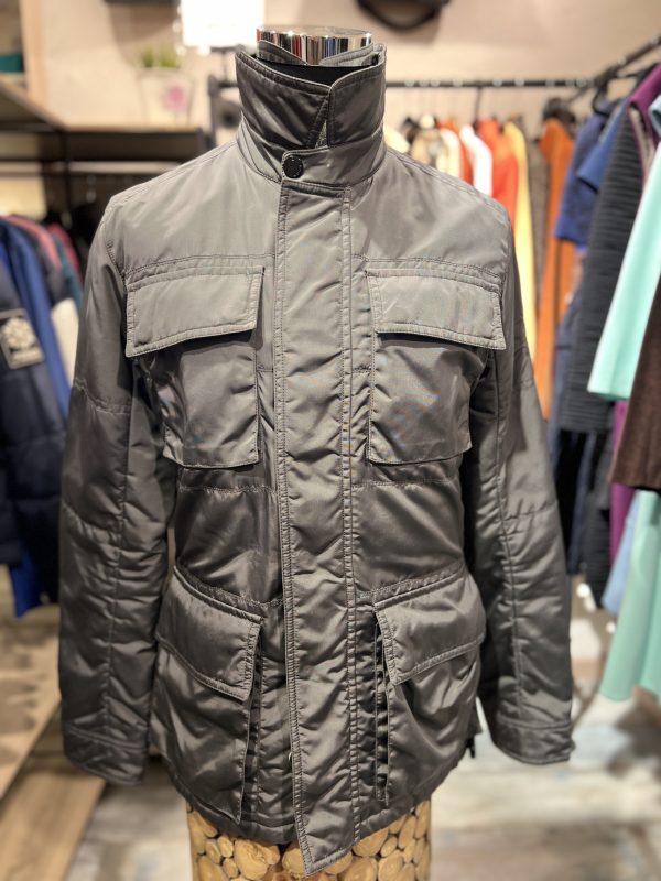 BURBERRY. Abrigo en color gris.
