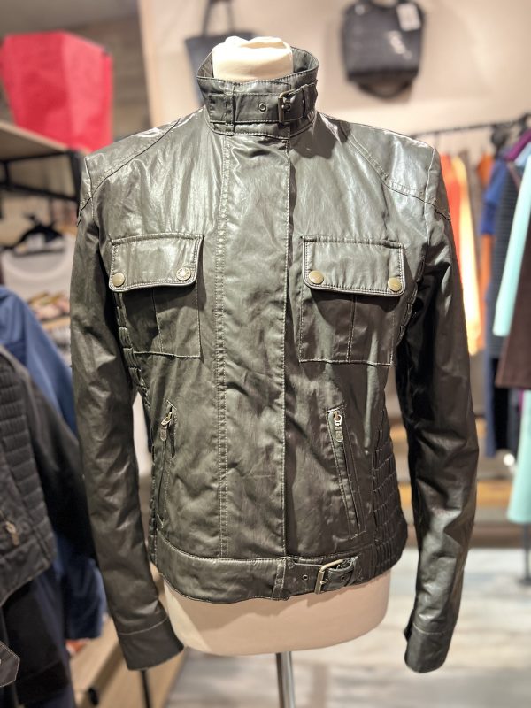 BELSTAFF. Cazadora en color negro.