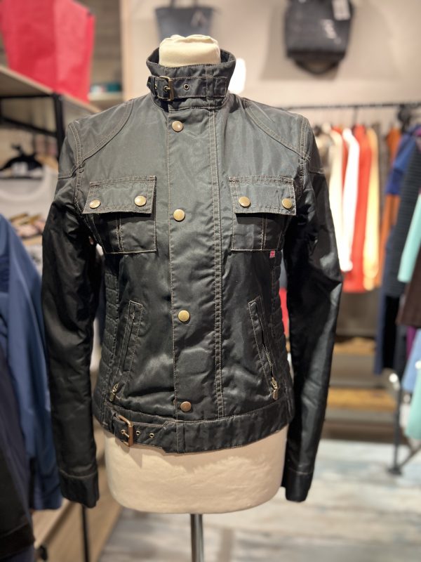 BELSTAFF. Cazadora en color negro.