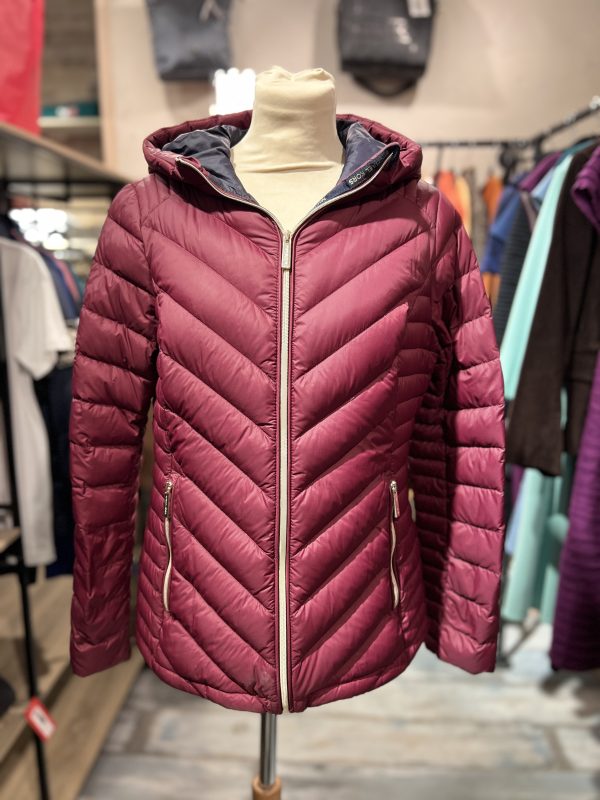 MICHAEL KORS. Abrigo en color granate.