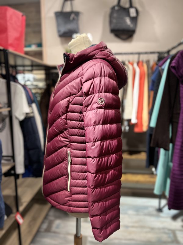 MICHAEL KORS. Abrigo en color granate. - Imagen 2