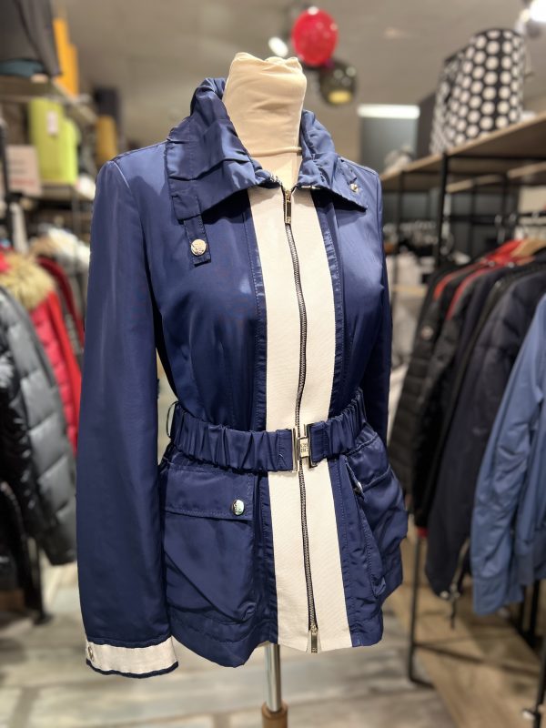 CAROLINA HERRERA. Abrigo con cinturón color azul. - Imagen 2